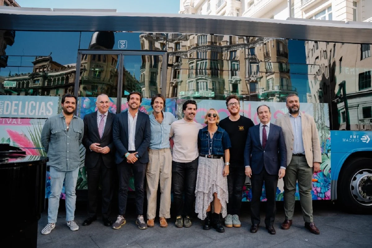 De izquierda a derecha: Gonzalo Marrón, representante de El Jardín de las Delicias; Alfonso Sánchez, director general de EMT; Ignacio Asensi, responsable de patrocinios de Endesa; Hey Kid y Paula Mattheus, y Borja Carabante, delegado del Área de Gobierno de Urbanismo, Medio Ambiente y Movilidad del Ayuntamiento de Madrid.
