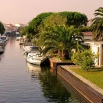 La ‘Venecia española’ sin gondoleros: el pueblo de Girona que en septiembre, cuando los barcos de turistas desaparecen, recupera toda su magia