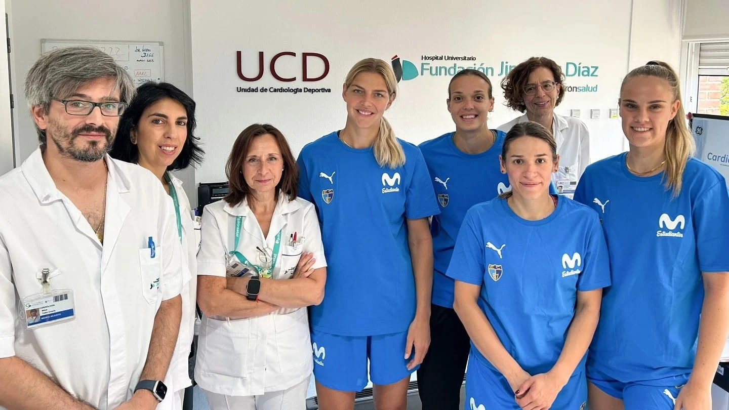 Equipo médico de la FJD junto al equipo femenino de Movistar Estudiantes