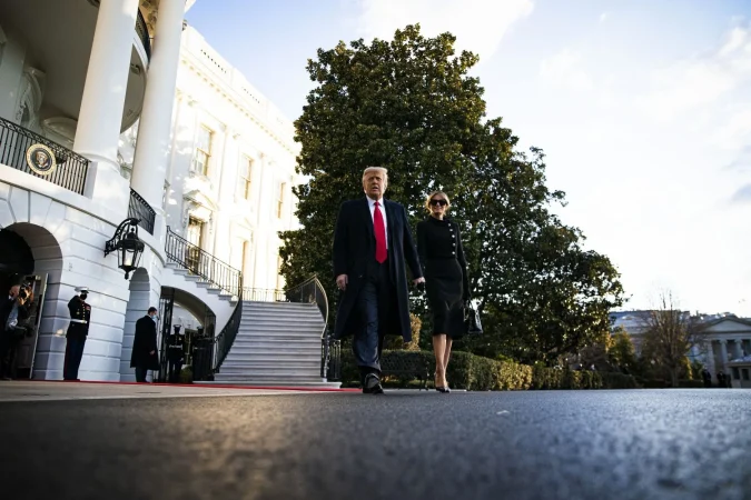 El Presidente de los Estados Unidos, Donald Trump, abandona la Casa Blanca acompañado de la primera dama, Melania Trump en 2021. Fuente: Agencias