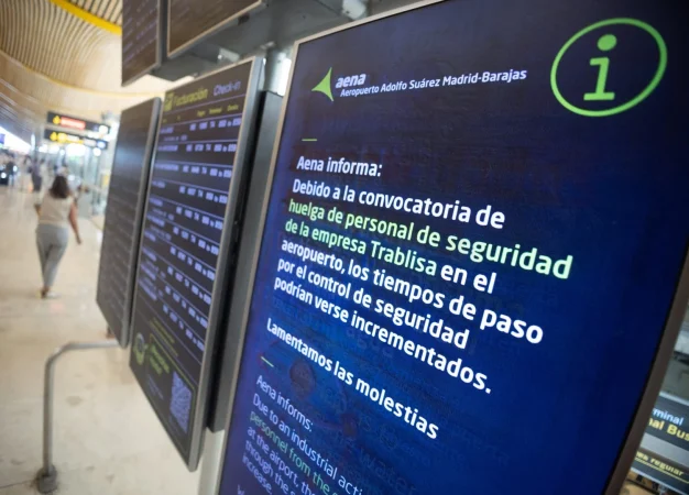 7 aeropuertos de AENA entre los que reciben más criticas en Europa 1 Merca2.es Cartel informativo en el Aeropuerto Adolfo Suárez Madrid-Barajas, a 15 de septiembre de 2025, en Madrid (España). Agencias