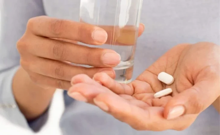 La protección gástrica va más allá de un simple vaso de leche y requiere una estrategia consciente, especialmente en tratamientos largos o en personas de riesgo. Fuente: Freepik

