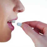 Tomar Ibuprofeno con el estómago lleno es el peor consejo que te dieron tus padres, y te está perforando el estómago igual