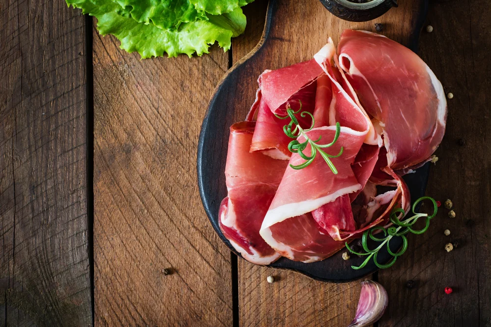 El disfrute de un buen jamón depende de un ritual de cuidado constante que garantiza una experiencia gastronómica inigualable hasta el final. Fuente: Freepik
