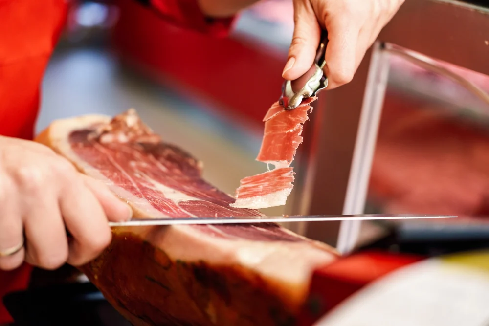 Aquí se desmonta la falsa creencia de que usar la propia cobertura de grasa del jamón es una buena idea para su conservación. Fuente: Freepik
