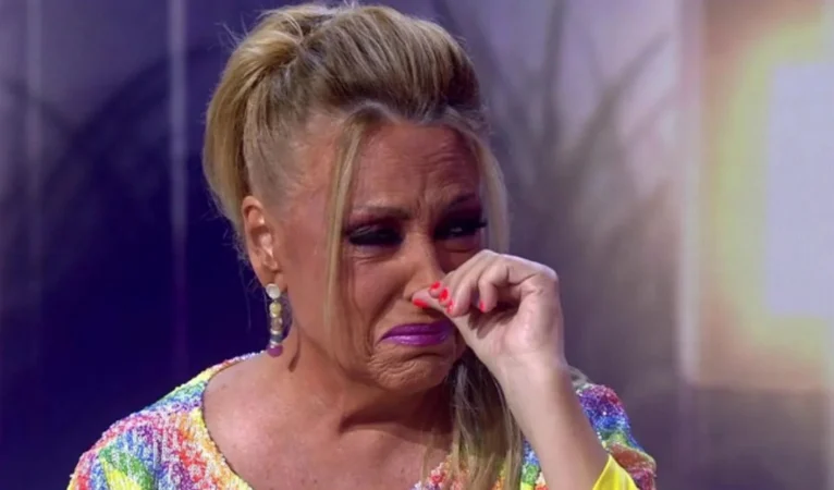 Carmen Alcayde no puede dejar de llorar tras descubrir qué ha pasado con Lydia Lozano 39 Merca2.es Lydia Lozano llorando Merca2.es