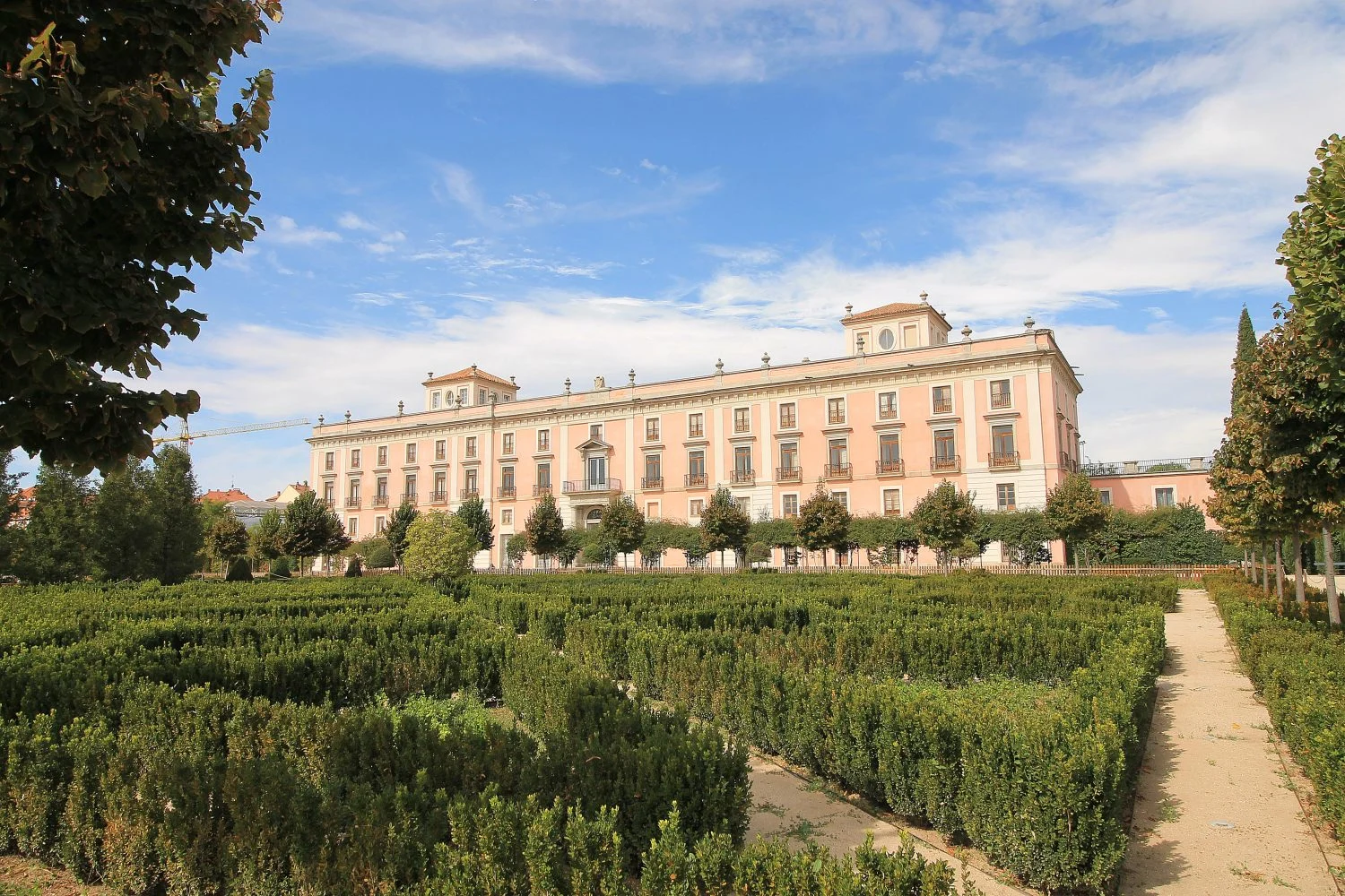 El 'Versalles' abandonado de Madrid: el palacio cuyos jardines salvajes alcanzan su máxima belleza melancólica en octubre