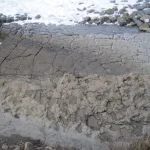 «Caminas sobre un mar de 200 millones de años»: Laura Sanz (42), paleontóloga, te enseña a tocar huellas de dinosaurio en esta playa de Asturias.