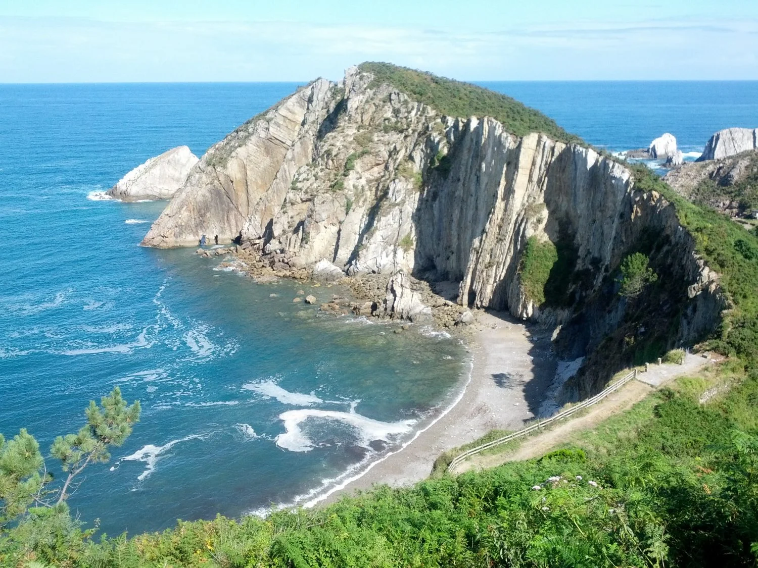 Asturias escondió esta playa durante tres décadas: solo unos pocos saben el camino secreto para llegar (Nota para el redactor: Playa del Silencio, Cudillero, Asturias. Aunque hoy es conocida, se puede enfocar en la dificultad del acceso original y el sentimiento de descubrimiento).