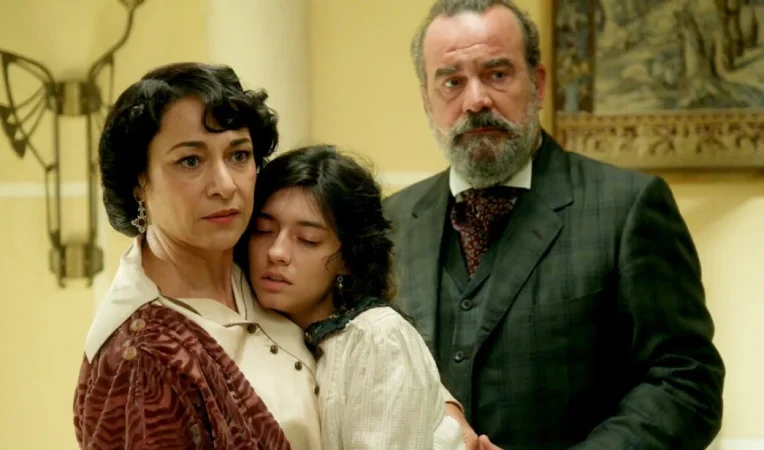 Manuel rompe sus cadenas en 'La Promesa' y sorprende a todos con una renuncia que lo cambia todo 32 Merca2.es SECRETOS Y EMOCIONES DESBORDADAS