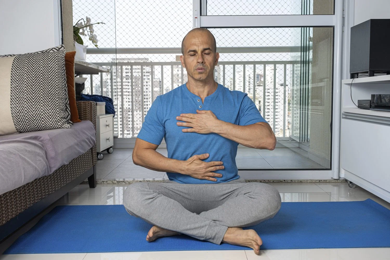 Sergio Lledó (45), fisioterapeuta: "El peor error si te duele la espalda es quedarte quieto en el sofá, el único ejercicio que te aliviará en minutos es este" 3 Merca2.es Si te duele la espalda, la velocidad es tu enemiga. El secreto de este ejercicio no está en cuántas repeticiones haces, sino en cómo las haces. Fuente: Freepik