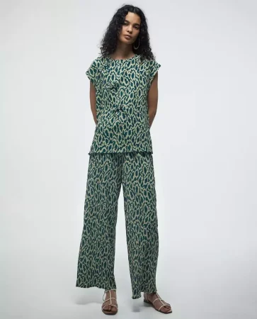 Sfera otoño 2025: 6 conjuntos cómodos, elegantes y versátiles para triunfar en la oficina 10 Merca2.es Conjunto estampado de Sfera: color y frescura para el entretiempo