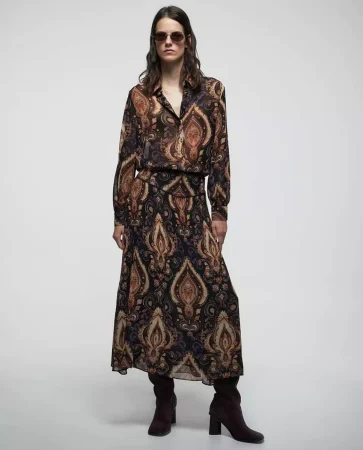 Sfera otoño 2025: 6 conjuntos cómodos, elegantes y versátiles para triunfar en la oficina 12 Merca2.es Camisa estampada y falda midi: sofisticación asegurada