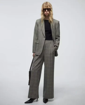 Sfera otoño 2025: 6 conjuntos cómodos, elegantes y versátiles para triunfar en la oficina 9 Merca2.es El traje de cuadros: un clásico renovado