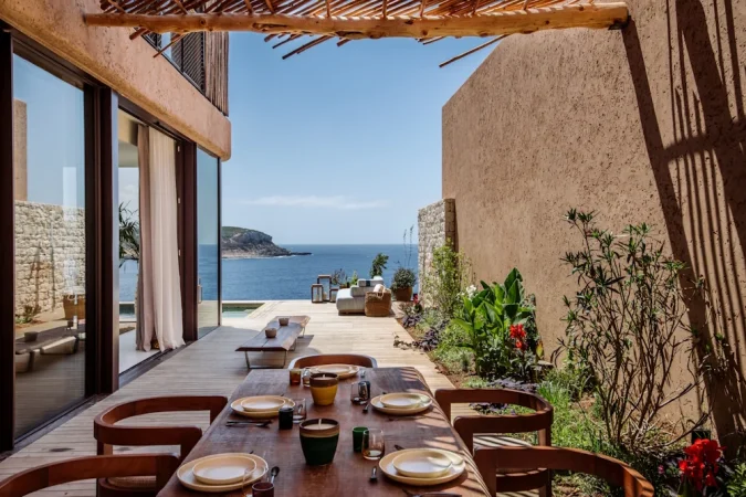 HBX Group presentó su avance de resultados correspondientes a los nueve primeros meses de 2025 el pasado 30 de julio, el impacto de la rebaja de guías comunicado supuso una corrección del -36,6%. Six Senses Ibiza.
