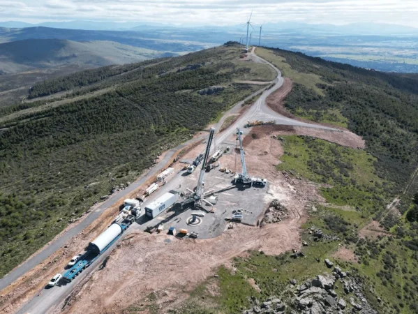 En los trabajos de desmontaje de los 22 aerogeneradores que formaban parte de esta planta eólica han trabajado más de 50 personas y se han utilizado grúas especiales. Endesa