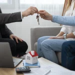 Así puedes ahorrar en tu alquiler: los barrios más asequibles de Madrid y Barcelona, según la OCU