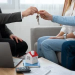 Jorge Lusana (27), agente inmobiliario, avisa: «Si ves esto en un piso de Idealista, huye, es una trampa para subirte el precio»