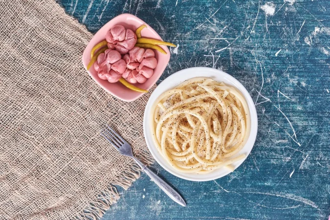 Espaguetis carbonara originales y sin nata: el sabor auténtico de Italia 3 Merca2.es ajo en escabeche y plato de marmol espagueti Merca2.es