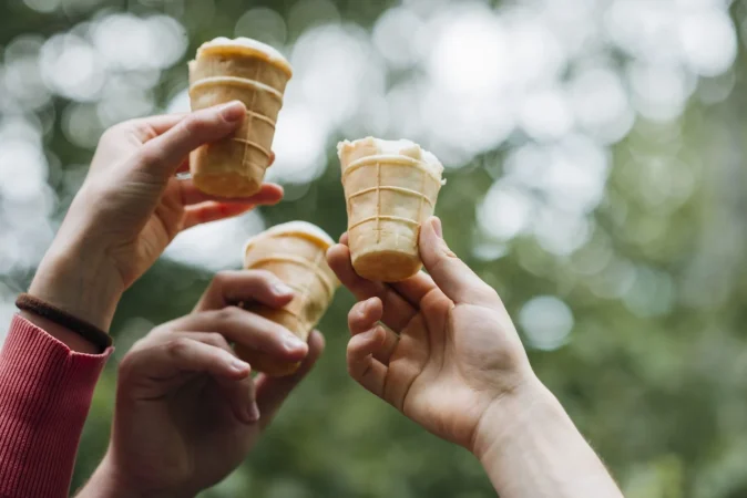 Cómo hacer cucuruchos de barquillo caseros y crujientes que sorprenden 4 Merca2.es amigos con helado en las manos en el parque Merca2.es