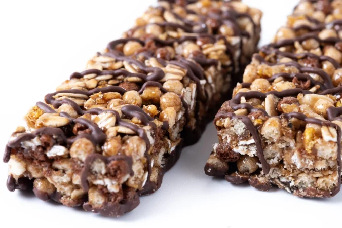 barras de muesli saludables con nueces y chocolate negro aisladas sobre un fondo blanco Merca2.es