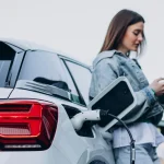 Clara Bosch (44), ingeniera experta en baterías: «Cargar tu coche eléctrico siempre al 100% es el error que reduce la vida de la batería un 30%»
