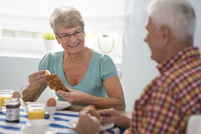 Aitor Sánchez García, dietista-nutricionista: "Hay menús de personas mayores institucionalizadas que tienen una baja densidad en nutrientes" 15 Merca2.es SALUD NUTRICIONAL PARA MAYORES