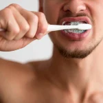 Dra. Eva Lázaro (44), odontóloga: «Cepillarse los dientes justo después de comer es un error terrible, sobre todo si has comido esto»