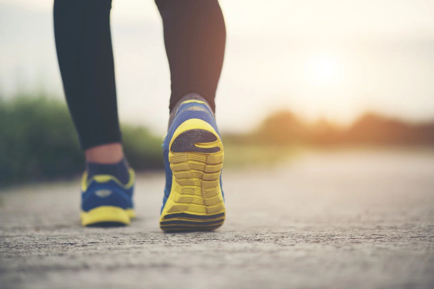 Daniel Mitre (29), podólogo deportivo, sentencia lo que los madrileños no quieren escuchar sobre El Retiro: "Correr allí resta 10 años a tu rodilla si no usas esta zapatilla" 1 Merca2.es No es magia, es tecnología: el calzado adecuado es tu mejor seguro de vida articular. Fuente: Freepik