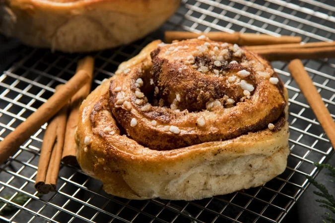 Cómo preparar en casa deliciosos rollitos de canela al estilo americano (cinnamon rolls) 1 Merca2.es close up rollos de canela en un plato Merca2.es