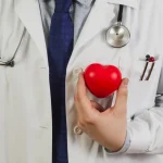 Dr. Marcos Fuentes (62), médico de familia: «El colesterol no avisa, pero tus pies te mandan esta señal inequívoca»
