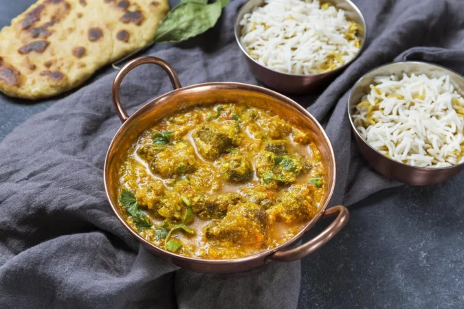 Pollo al curry: receta, secretos y curiosidades del plato que conquista a medio mundo 2 Merca2.es composicion de alto angulo con una deliciosa comida pakistani Merca2.es