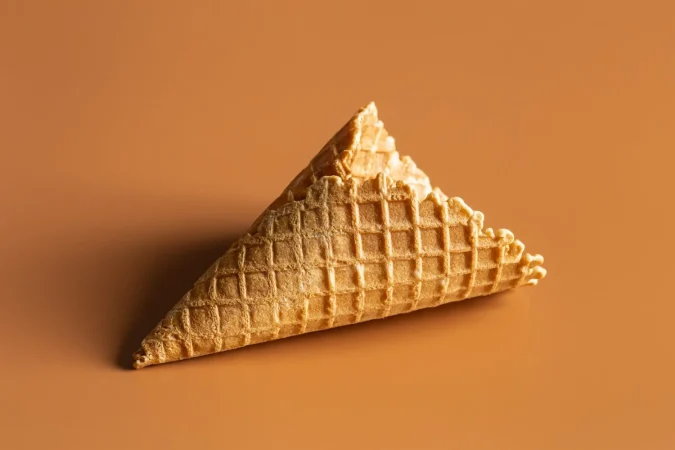 Cómo hacer cucuruchos de barquillo caseros y crujientes que sorprenden 1 Merca2.es cono de galleta de textura sobre fondo marron aislado Merca2.es