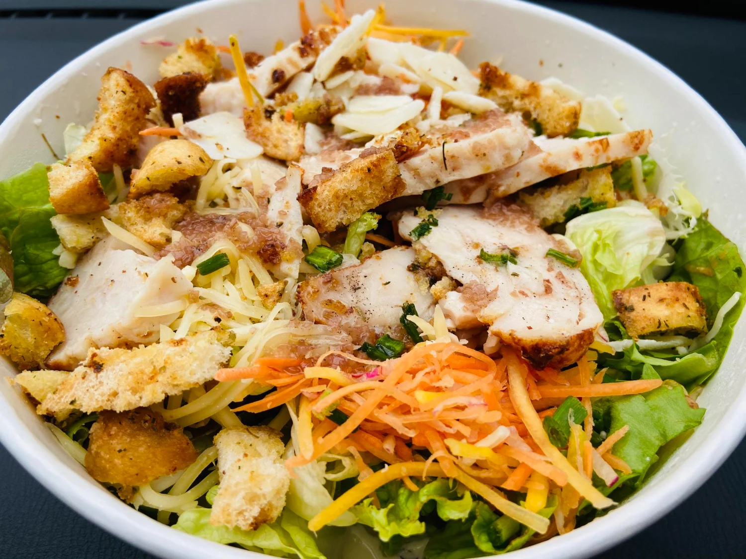 Si hay un culpable claro en esta historia de la ensalada calórica, ese es, sin duda, el aderezo que baña todos los ingredientes. Fuente: Freepik

