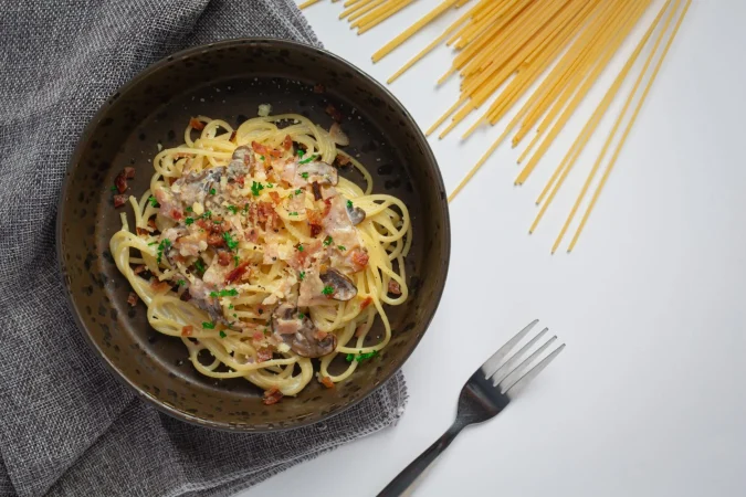 Espaguetis carbonara originales y sin nata: el sabor auténtico de Italia 5 Merca2.es espaguetis de pasta sobre fondo blanco Merca2.es