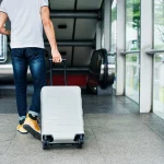 La Guardia Civil alerta sobre la estafa de la ‘maleta retenida’ que está arrasando en el aeropuerto de Barajas