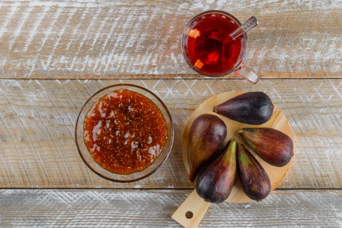 Cómo hacer mermelada de higos: un placer dulce y natural 3 Merca2.es higos con taza de te mermelada de higos vista superior en madera y tabla de cortar Merca2.es