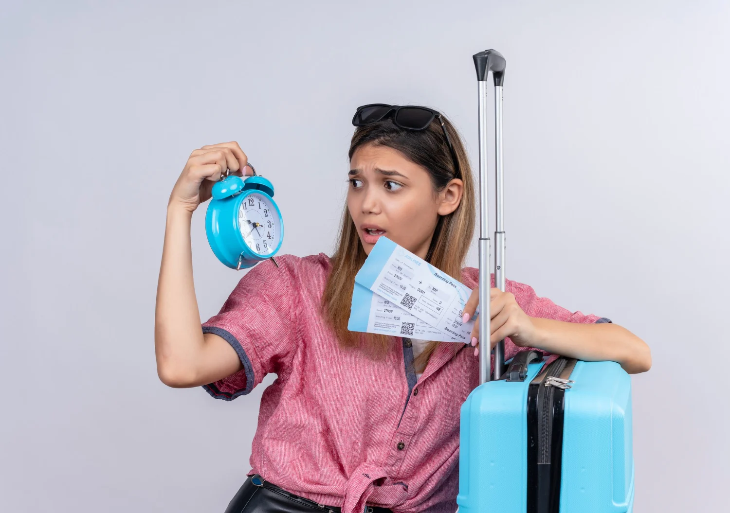 Cómo vencer el jet lag: 3 trucos clave para las primeras 48 horas de tu viaje 1 Merca2.es Lo que comes y bebes tiene un impacto directo en cómo tu cuerpo afronta el jet lag. Una correcta hidratación y una alimentación ligera son tus mejores armas en esta batalla contra el cansancio. Fuente: Freepik