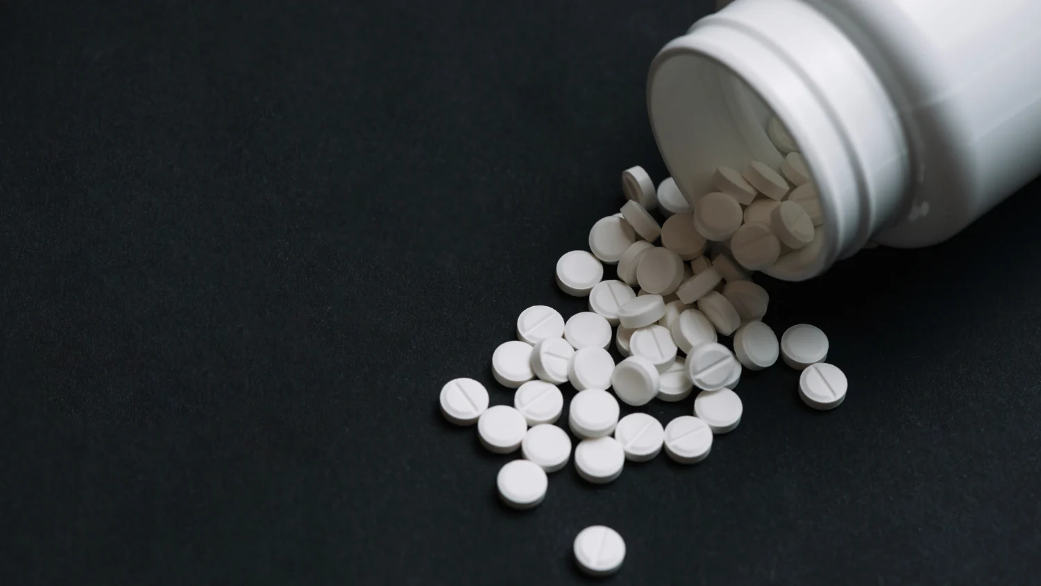 Antes de lanzarte a la farmacia en busca del suplemento de moda, es fundamental aprender a escuchar las señales de tu cuerpo para saber si realmente necesitas un aporte extra de magnesio. Fuente: Freepik
