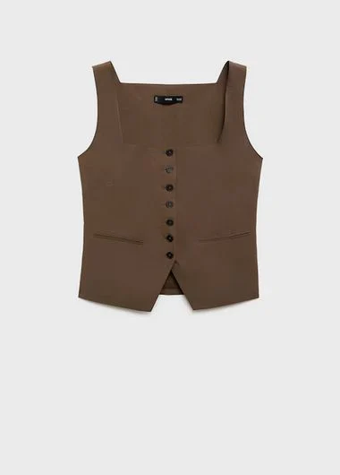 El chaleco marrón de Mango: la pieza estrella de su look