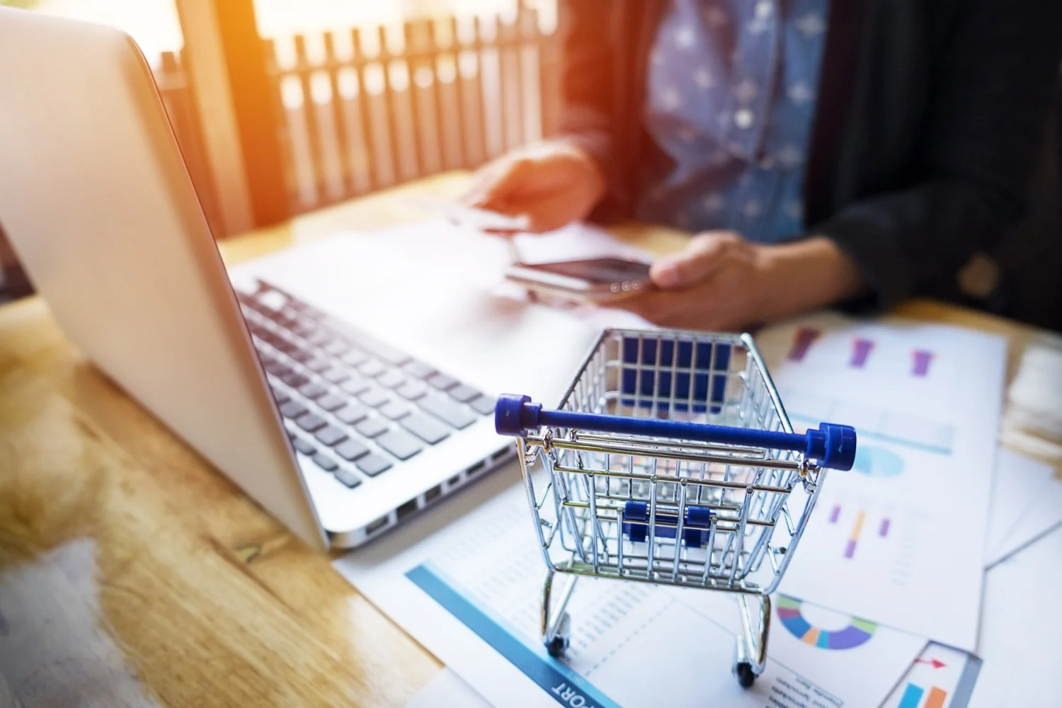 El punto clave de esta estafa reside en la confianza que depositamos en el sistema de envíos y en cómo los estafadores lo manipulan. Fuente: Freepik
