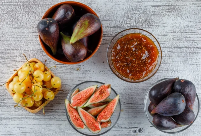 Cómo hacer mermelada de higos: un placer dulce y natural 4 Merca2.es mermelada de higos en un tazon con higos cerezas planas sobre un sucio Merca2.es