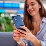 El ‘dedo de WhatsApp’ ya tiene nombre médico y es la nueva epidemia silenciosa en España: cómo saber si lo sufres