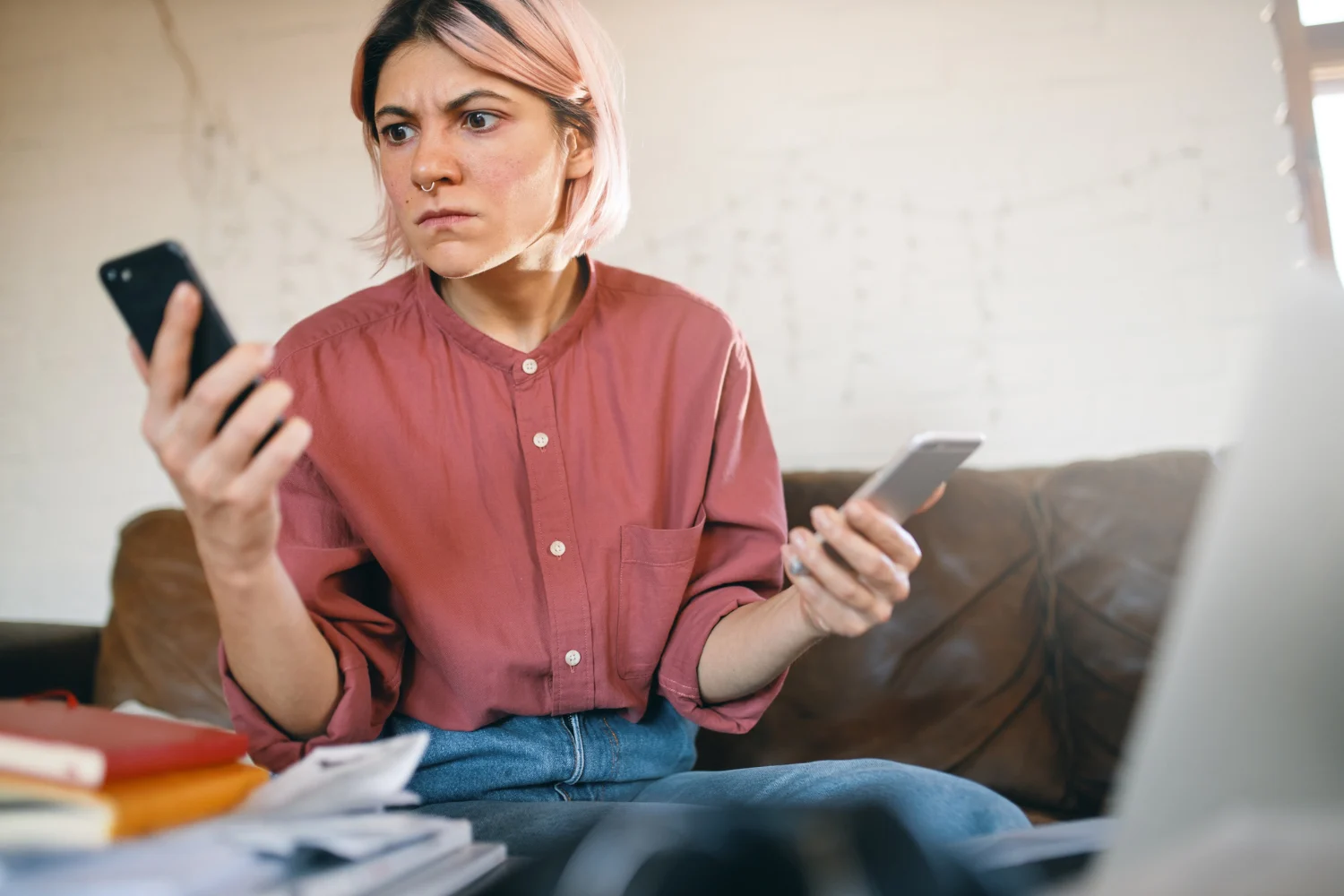 La eficacia de este timo que circula por WhatsApp reside en su profunda comprensión de la psicología humana. Los delincuentes no solo suplantan una identidad, sino que explotan nuestros sesgos cognitivos. Fuente: Freepik
