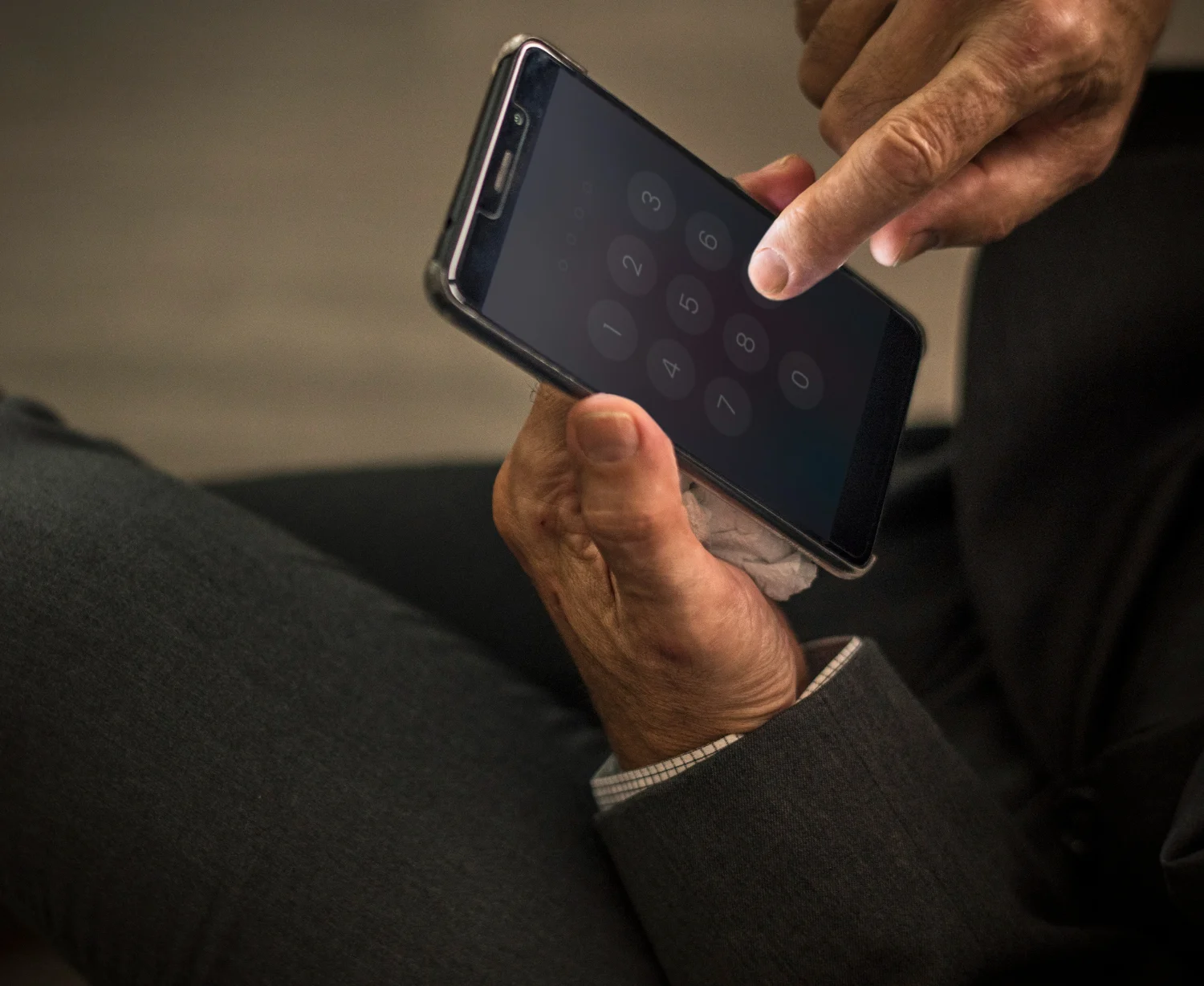 "Tu móvil te escucha, no es una paranoia": el ajuste de Google que tienes que desactivar ahora mismo para que deje de grabar tus conversaciones. 4 Merca2.es Tomar las riendas de nuestra huella digital es un proceso continuo, no un acto único. Fuente:Freepik