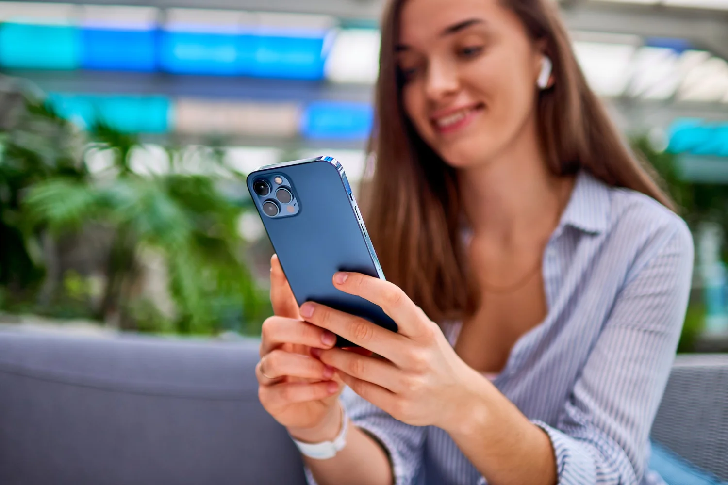 "Tu móvil te escucha, no es una paranoia": el ajuste de Google que tienes que desactivar ahora mismo para que deje de grabar tus conversaciones. 2 Merca2.es Aquí te guiamos paso a paso por el camino para recuperar el control de tu privacidad. Fuente: Freepik