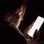 Dra. Inés Valero (51), oftalmóloga: «La luz de tu móvil está acelerando tu presbicia un 30%. A los 50 tendrás la vista de una persona de 65 años»