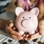 La OCU revela las claves para que las familias con ingresos bajos ahorren hasta 2.500 € anuales