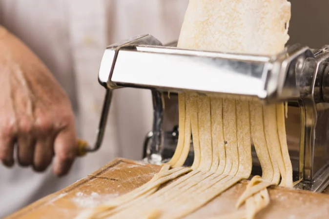 pasta de corte de persona de primer plano Merca2.es