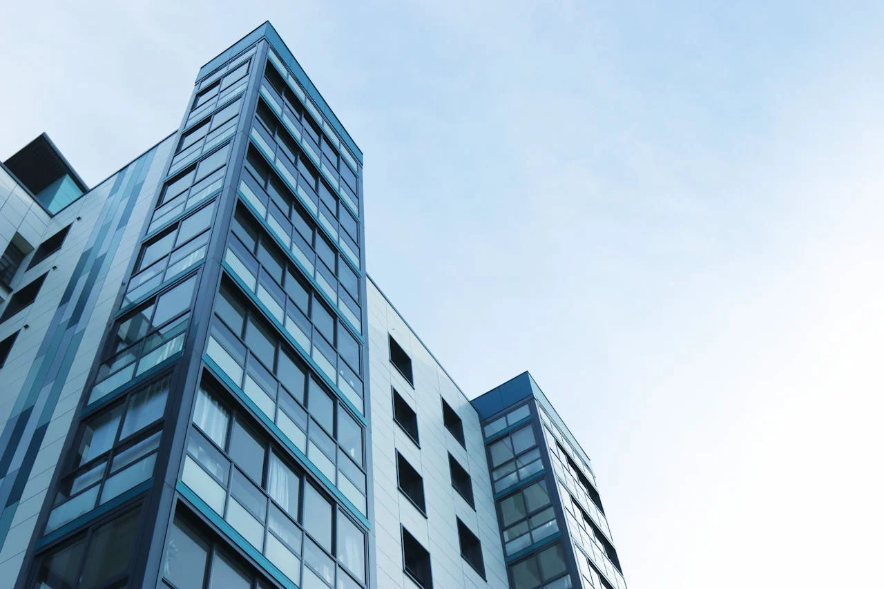 Los ladrones lo llaman "el piso de los novatos": el error de seguridad que cometen todos los que viven en un edificio 1 Merca2.es Paradójicamente, la característica que nos da tranquilidad es la que nos convierte en el blanco perfecto.